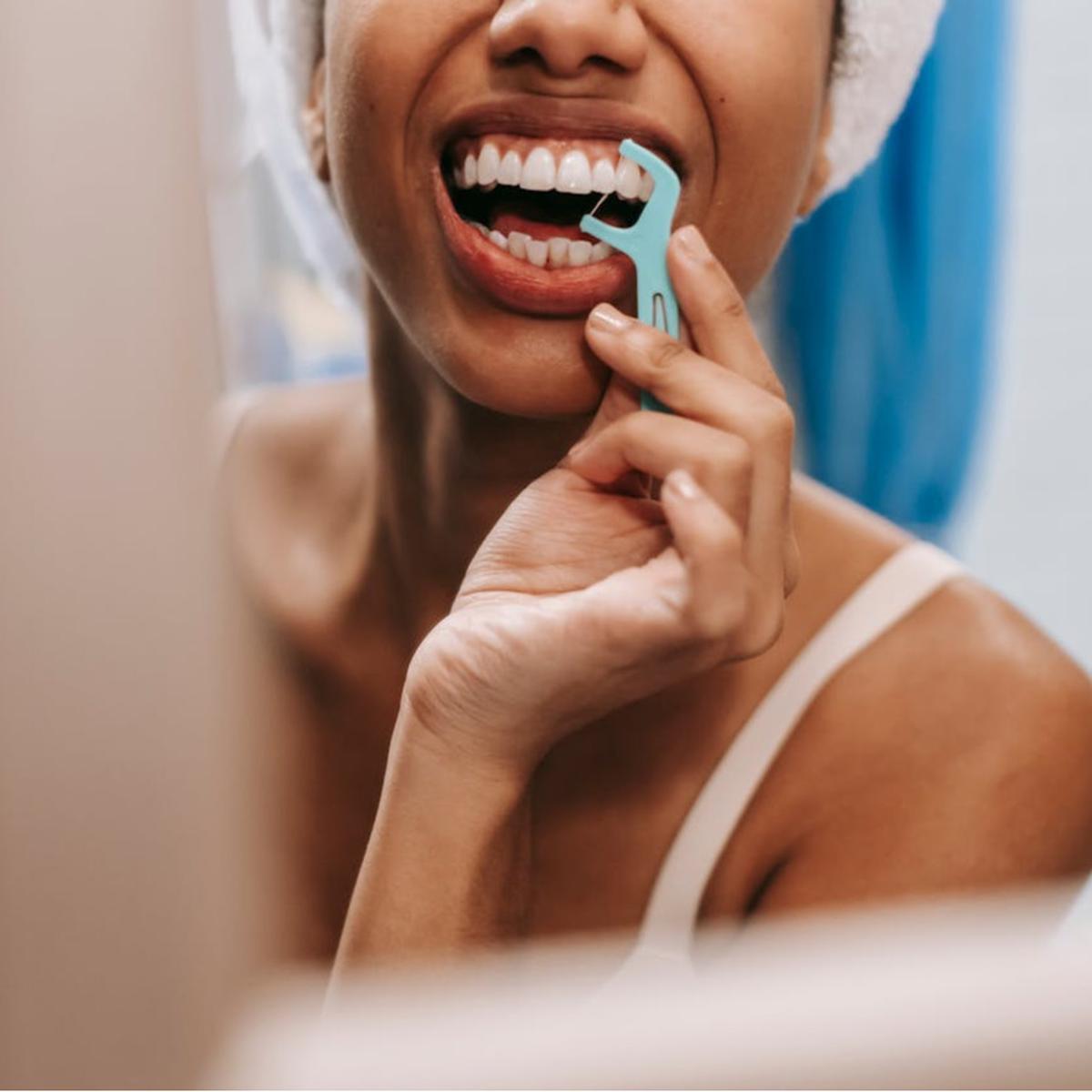 Ilustrasi Flossing Gigi di Rumah