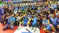 Tim voli putra Palembang BSB berfoto bersama Pj Gubernur Sumsel, Dirut BSB, Ketua DPRD Sumsel dan keluarga besar Bank Sumselbabel setelah menang melawan tim Kudus Sukun Badak di laga PLN Mobile Proliga 2024 di Palembang Sumsel (Liputan6.com / Nefri Inge)