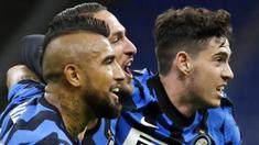 Para pemain Inter Milan merayakan gol yang dicetak oleh Danilo D'Ambrosio ke gawang Fiorentina pada laga Seria A di Stadion Giuseppe Meazza, Minggu (27/9/2020). Inter Milan menang dengan skor 4-3. (AP/Luca Bruno)