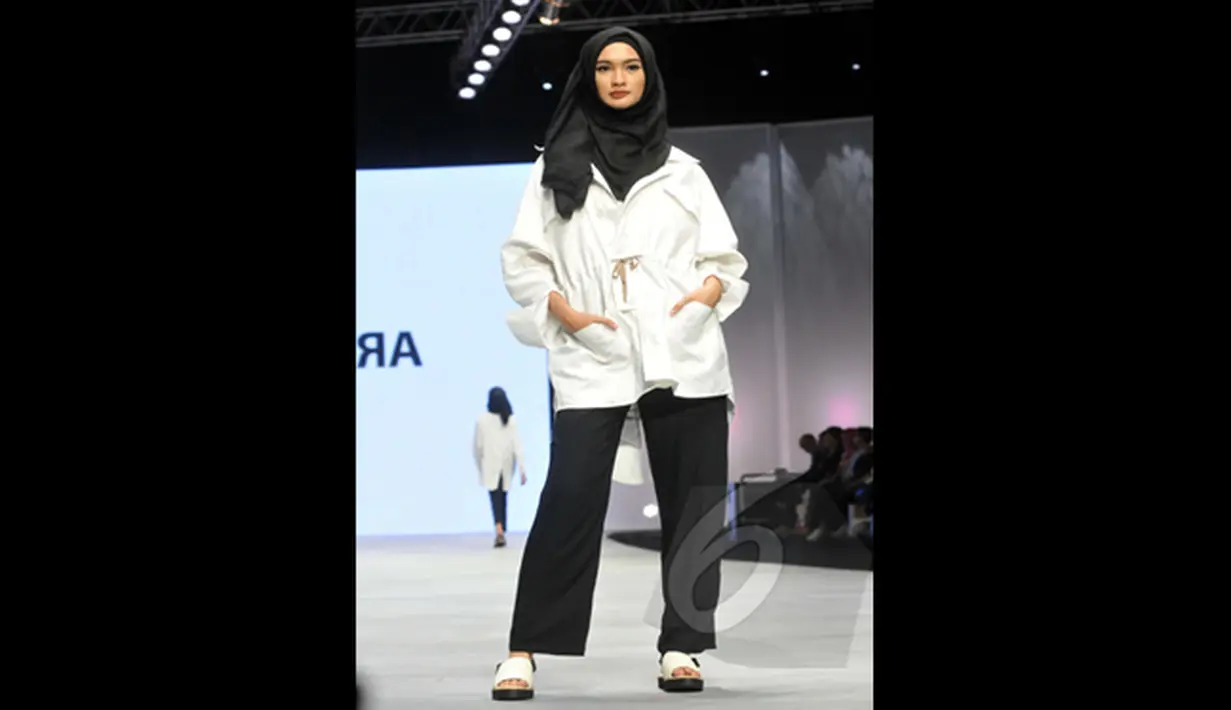 Seorang model berpose memakai busana rancangan Jenahara pada ajang Indonesia Fashion Week 2015 di JCC Senayan, Jakarta, Kamis (28/2/2015). (Liputan6.com/Panji Diksana)