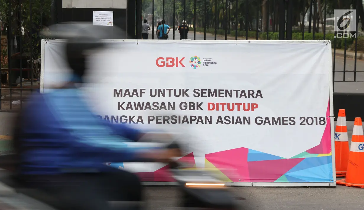 Spanduk penutupan terpampang di setiap pintu masuk kawasan Gelora Bung Karno, Jakarta, Jumat (20/7). Untuk memperlancar proses persiapan Asian Games 2018, kawasan GBK kembali ditutup untuk umum. (Liputan6.com/Helmi Fithriansyah)
