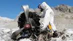 Anggota tentara Swiss mengecek mesin pesawat tempur Perang Dunia II milik AS saat ditemukan di Gauli Glacier, di Bernese Alps, Swiss (17/9). Pesawat Perang Dunia II C-53 Skytrooper Dakota tersebut jatuh tahun 1946. (Peter Klaunzer/Keystone via AP)