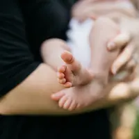 Ilustrasi menyusui anak. (Foto: Unsplash/Wes Hicks)