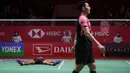 Pebulutangkis tunggal putra Indonesia, Chico Aura Dwi Wardoyo (kiri) tergeletak di atas lapangan setelah terkena backhand smash dari pebulutangkis tunggal putra Indonesia, Jonatan Chirstie pada laga final Indonesia Masters 2023 yang berlangsung di Istora Senayan, Jakarta, Minggu (29/01/2023). Chico kalah dari Jonatan Christie dengan skor 15-21 dan 13-21. (Bola.com/Bagaskara Lazuardi)