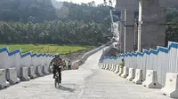 Kakorlantas Polri Irjen Pol Royke Lumowa dengan mengayuh sepeda lipat, terjun langsung mengecek kondisi di lokasi Tol fungsional ruas Salatiga-Kartasura, tepatnya di Jembatan Kali Kenteng, Susukan, Semarang. (@ntmc_polri)