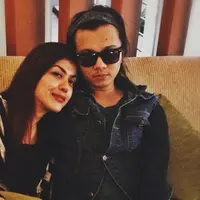 Penyanyi Novita Dewi dan Alex Rudiart ketemu pertama kali di Jepang. Kejadian tahun 2011 silam itu, keduanya tampil untuk menghibur para korban Tsunami. (dok. Keluarga)