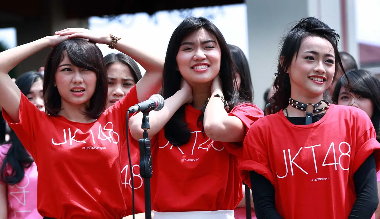 Pada puncaknya, ‘sister group’ dari AKB48 ini memberikan suguhan mini konser sebagai penanda perilisan ‘single’ ‘Refrain Penuh Harapan’. (Deki Prayoga/Bintang.com)