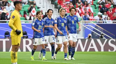 Pemain timnas Jepang Takefusa Kubo (20), Seiya Maikuma (16), Keito Nakamura (13), dan Ayase Ueda (9) berjalan bersama saat pertandingan sepak bola Grup D Piala Asia AFC Qatar 2023 melawan Indonesia di Stadion al-Thumama, Doha, pada 24 Januari 2024. (HECTOR RETAMAL/AFP)