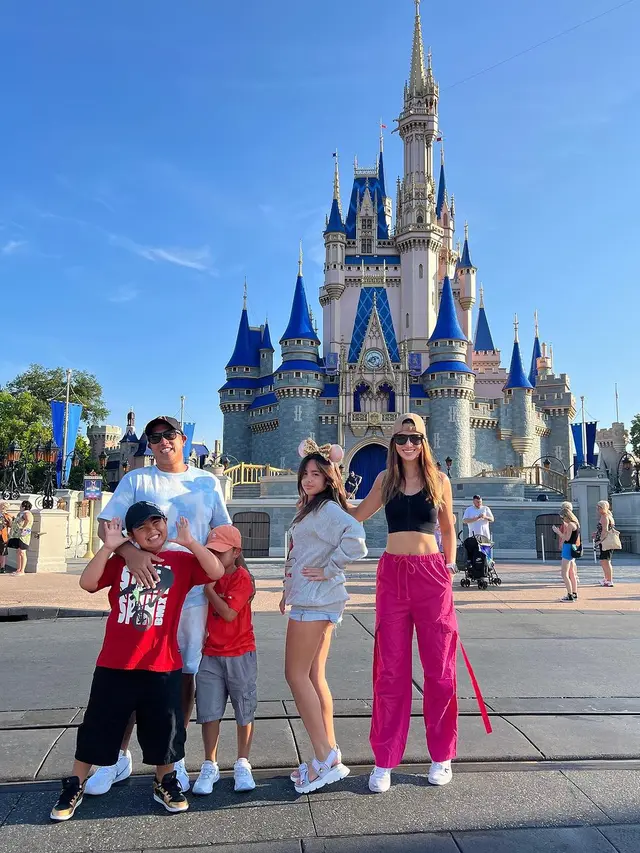 8 Gaya Fashionable Nia Ramadhani Liburan yang Pamer Perut Rata dengan Aneka Crop Top