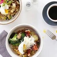 Menggabungkan sarapan dan makan siang, sehatkah kegiatan yang akrab dikenal sebagai brunch ini? (Sumber Foto: Dig Inn/PureWow)