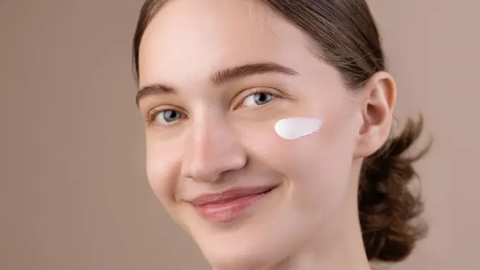 Cara Memilih Sunscreen Sesuai Jenis Kulit Wajah [Dok/freepik.com]