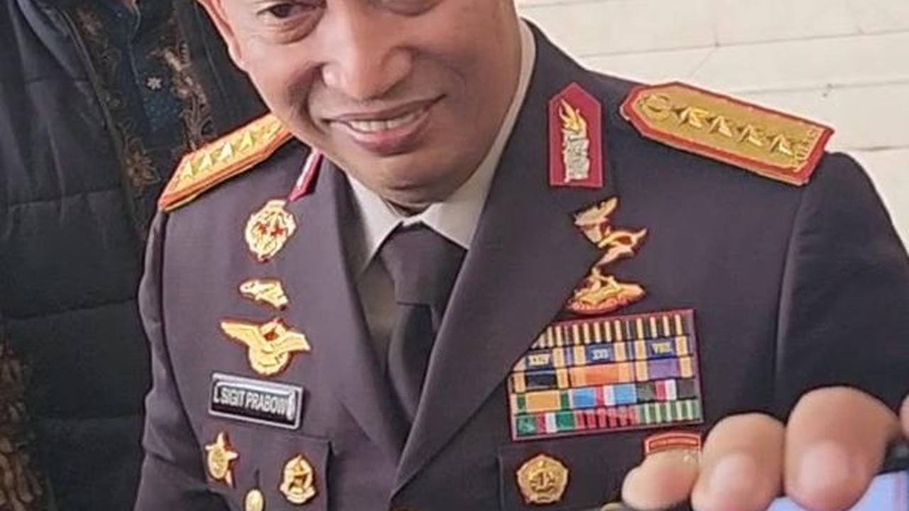 Gestur Tubuh dan Mimik Wajah Kapolri Jenderal Sigit saat Ditanya Tersangka Lain Kasus Firli