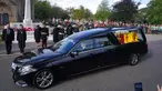 Warga berbaris saat mobil yang membawa peti berisi jenazah Ratu Elizabeth II melintas di Ballater, Skotlandia, Minggu (11/9/2022). Jenazah Ratu Elizabeth II diberangkatkan dari Kastil Balmoral ke Istana Holyroodhouse di Edinburgh sebelum nantinya akan dipindahkan ke London. (Andrew Milligan/PA via AP)