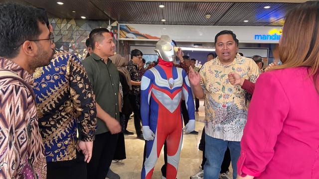 Jelang pelantikan anggota DPR RI dan DPD serta MPR periode 2024-2029 di Kompleks Parlemen, Senayan, Jakarta, Selasa (1/10/2024), terlihat ada sosok Ultraman.