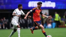 Pemain Spanyol, Fabian Ruiz mengontrol bola di bawah tekanan dari pemain Cape Verde, Laros Duarte pada pertandingan Grup H Piala Dunia 2026 di Stadion Atlanta pada 15 Juni 2026. (Mattia Ozbot / GETTY IMAGES NORTH AMERICA / Getty Images via AFP)