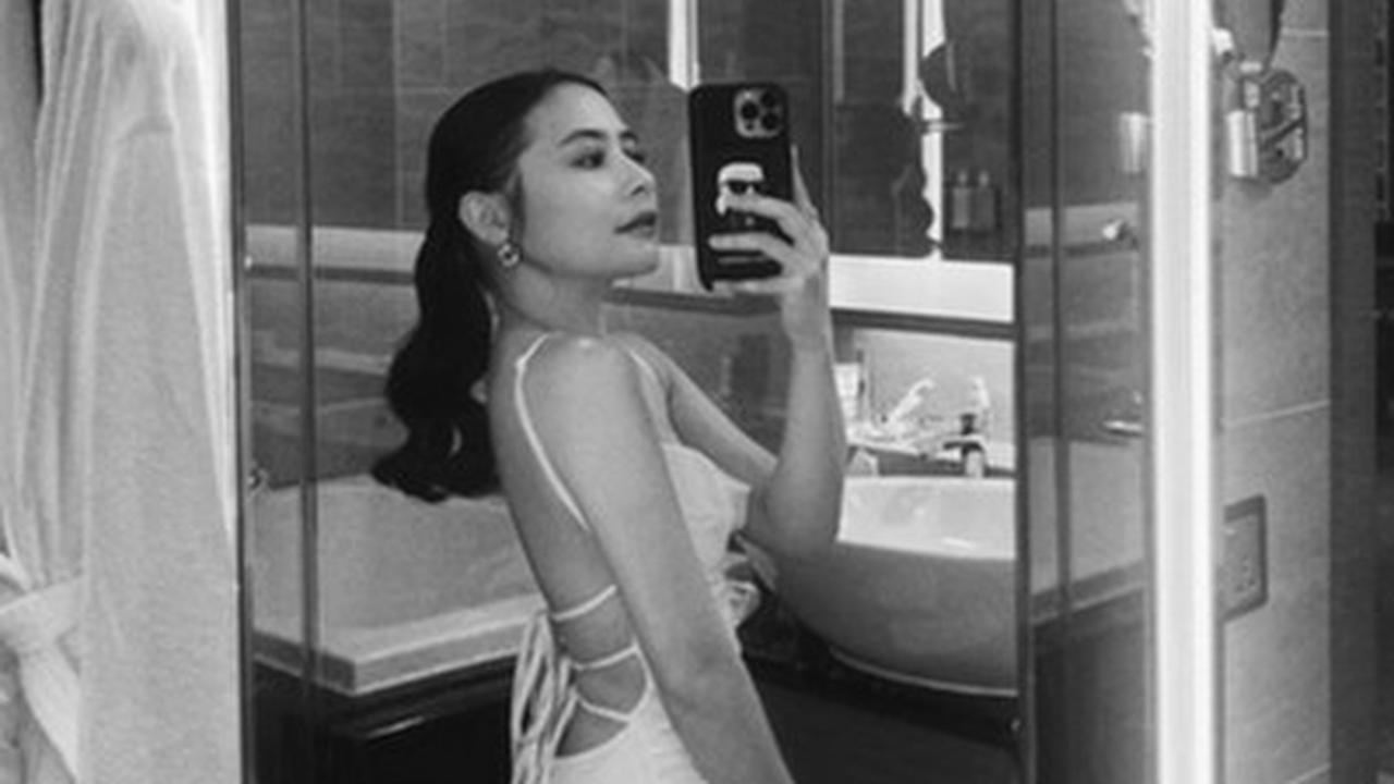 Prilly Latuconsina Pose Pakai Backless Dress di Kamar Mandi, Cantik Elegan & Body Goals Buat Iri