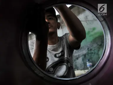 Pengrajin saat menyelesaikan pembuatan beduk di kawasan Tanah Abang, Jakarta, Senin (14/5). Pedagang beduk mulai memenuhi sepanjang jalan di kawasan Tanah Abang menjelang Ramadan. (Merdeka.com/Iqbal Nugroho)