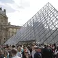 Suasana kepadatan warga yang akan masuk ke Museum Louvre yang merupakan salah satu museum terbaik di dunia. (Bola.com/Vitalis Yogi Trisna)