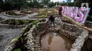 Pekerja menyelesaikan pembangunan kawasan Agro Edukasi Wisata Ragunan di Jakarta, Selasa (15/12/2020). Agro Edukasi Wisata Ragunan rencananya akan dibuka untuk umum hari ini, Selasa 15 Desember 2020. (Liputan6.com/Johan Tallo)
