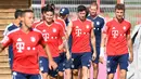 Gelandang baru Bayern Munchen, James Rodriguez, bersama rekan-rekannya memasuki lapangan untuk mengikuti latihan perdana di Munchen, Rabu (12/7/2017). (EPA/Lukas Barth)