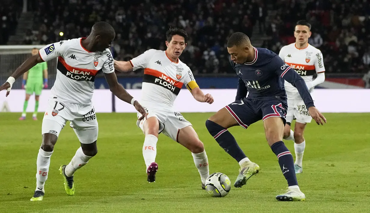 Kemenangan itu membuat PSG unggul 12 poin di puncak klasemen Ligue 1. (AP/Michel Euler)