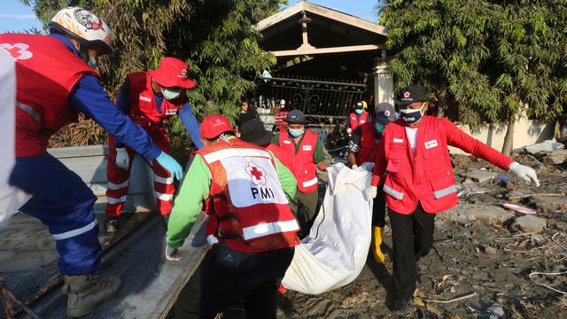 Dedikasi Tim Penyelamat Evakuasi Korban Tsunami Palu