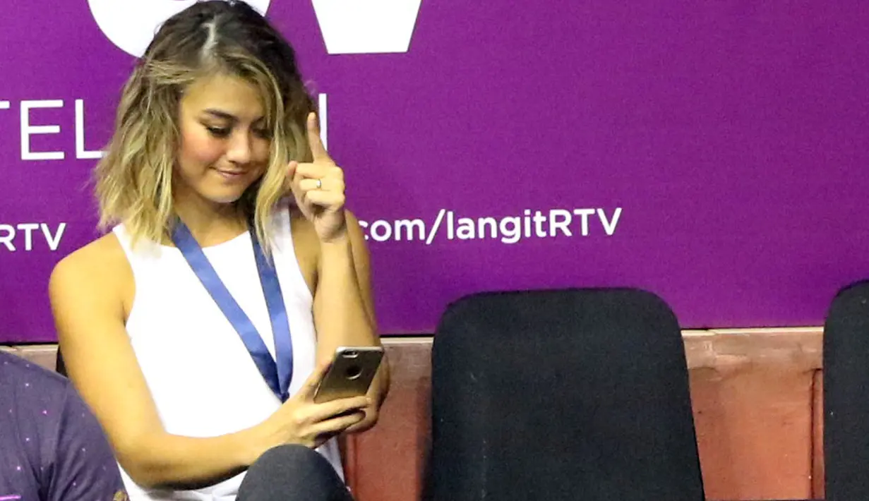 Agnes Monica melakukan Foto Selfie sebelum laga IBL antara Stadium Jakarta vs CLS Knight di Hall A Senayan, Jakarta, Rabu (13/1/2016). (Bola.com/NIcklas Hanoatubun)