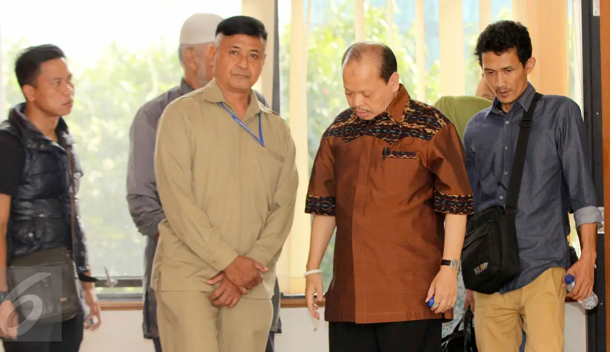 Terdakwa suap SKK Migas dan Kementerian ESDM, Sutan Bhatoegana bersiap menjalani sidang agenda pembacaan vonis di Pengadilan Tipikor, Jakarta, Rabu (19/8). Majelis Hakim memvonis Sutan Bhatoegana dengan pidana penjara 10 Tahun. (Liputan6.com/Helmi Afandi)