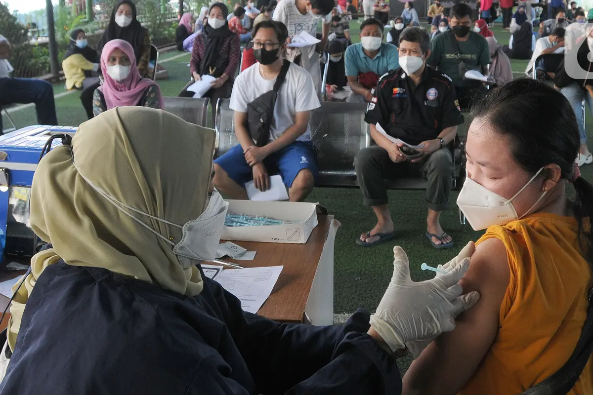 Jadi Syarat Mudik, Warga di Ciputat Antusias Divaksin Booster