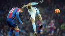Pemain Manchester City, Nicolas Otamendi (kanan)  menghalau bola dari pemain Crystal Palace, Connor Wickham pada lanjutan liga premier Inggris di Stadion Etihad, Manchester, Sabtu (16/1/2016). (AFP Photo/Oli Scarff)