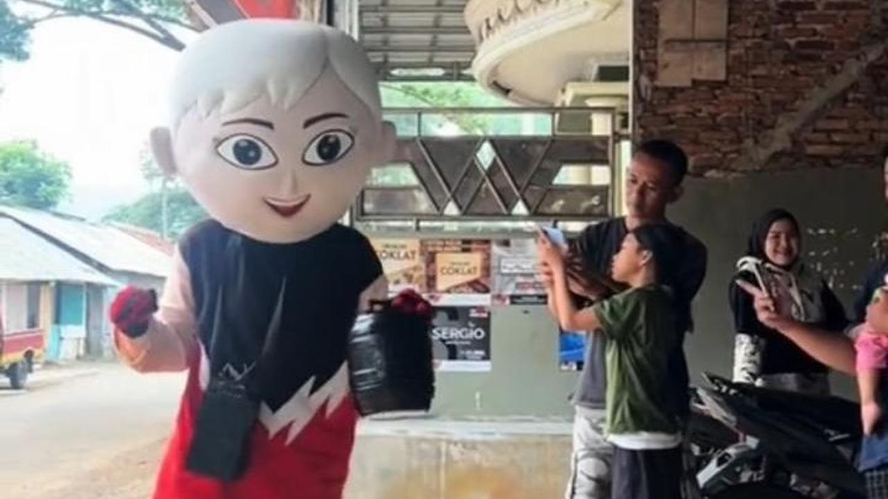 3 Tahun Bekerja di Jepang, Wanita Ini Beri Kejutan Pulang Kampung Pakai Kostum Badut