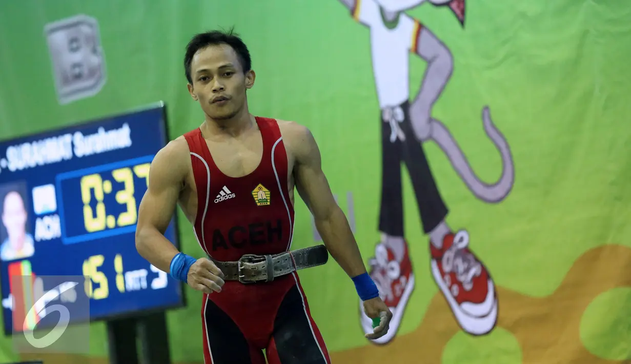 Lifter Nanggroe Aceh Darussalam, Surahmat bersiap melakukan angkatan clean and jerk di kelas 56kg PON XIX Jabar di Gymnasium Si Jalak Harupat, Kab Bandung, Selasa (20/9). Surahmat meraih emas dengan total angkatan 255kg. (Liputan6.com/Helmi Fithriansyah)