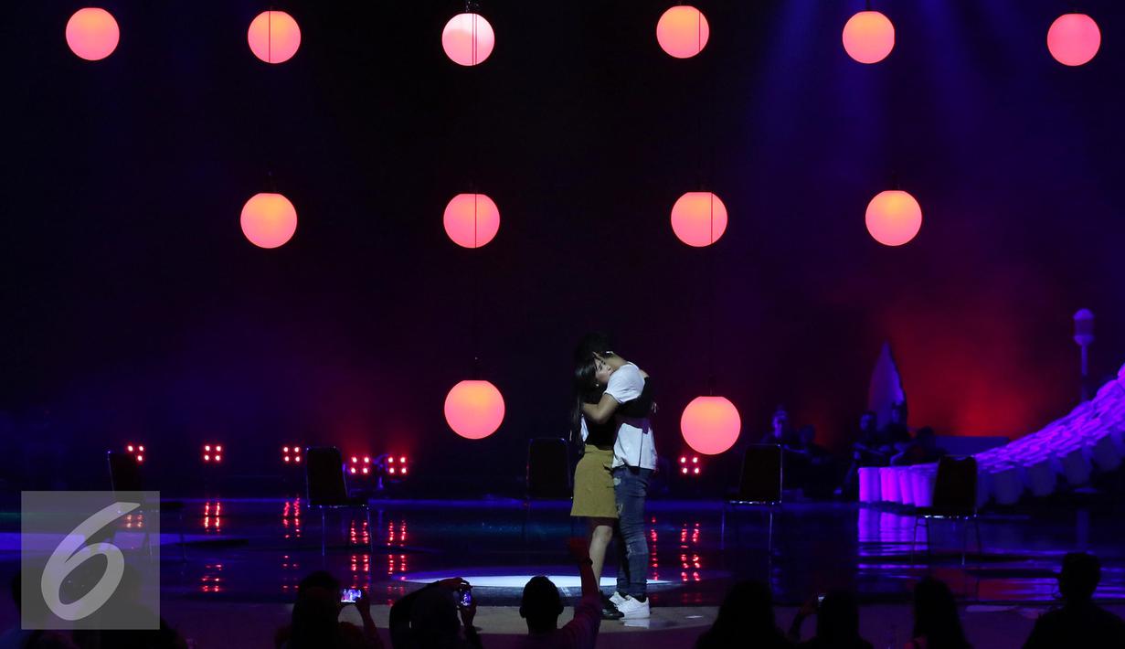 Aktris Prilly Latuconsina dan Aktor Aliando Syarief berpelukan saat latihan drama musikal di Istora Senayan, Jakarta, Senin (22/8). Prilly dan Aliando akan tampil di HUT SCTV ke-26 pada Rabu (24/8). (Liputan6.com/Herman Zakharia)