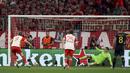 Striker Bayern Munchen, Harry Kane (kiri) mencetak gol kedua timnya ke gawang Real Madrid melalui eksekusi penalti pada laga leg pertama semifinal Liga Champions 2023/2024 di Allianz Arena, Munich, Selasa (30/4/2024). (dpa via AP Photo/Matthias Balk)