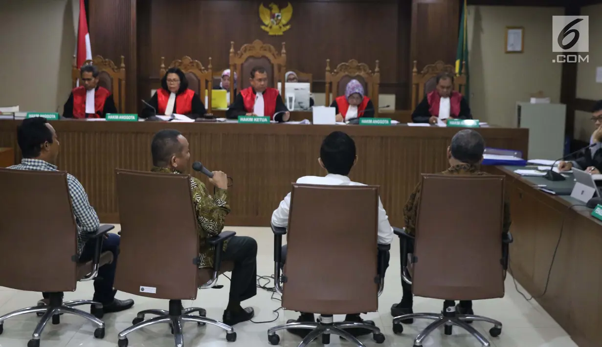 Mantan Sekretaris Mahkamah Agung (MA) Nurhadi (kedua kiri)saat menjadi saksi pada sidang lanjutan dugaan suap terkait pengurusan sejumlah perkara dengan terdakwa Eddy Sindoro di Pengadilan Tipikor, Jakarta, Senin (21/1). (Liputan6.com/Helmi Fithriansyah)