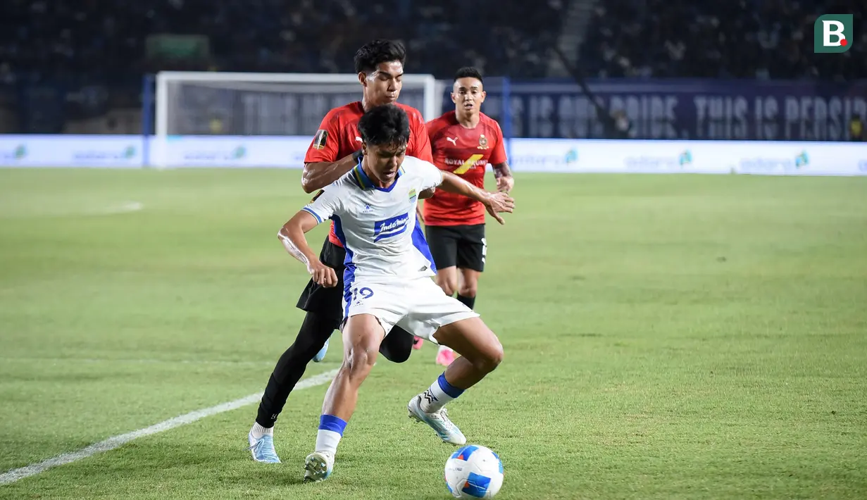 Pemain muda Persib Bandung, Nazriel Alvaro (depan), berusaha mempertahankan penguasaan bola dari kawalan pemain DPMM FC Brunei Darussalam pada laga kedua Grup A Piala Presiden 2026 di Stadion Si Jalak Harupat, Soreang, Kabupaten Bandung, Selasa (28/7/2026). Nazriel menunjukkan performa yang menjanjikan dan menjadi salah satu pemain muda yang mendapat apresiasi dari pelatih Igor Tolic dalam kemenangan 1-0 yang mengantar Persib lolos ke babak semifinal. (Bola.com/Erwin Snaz)