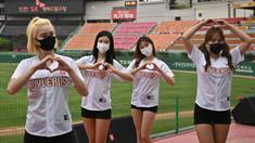 Pemandu sorak saat pembukaan pertandingan kompetisi baseball KBO League 2020 di Munhak Baseball Stadium, Incheon, Kamis (5/5/2020). Korea Selatan kembali gelar kompetisi baseball KBO League 2020 dengan sistem pertandingan tanpa penonton di tengah pandemi COVID-19. (AFP/Jung Yeon-je)