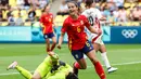 Gelandang Spanyol, Aitana Bonmati melakukan selebrasi usai mencetak gol pada pertandingan sepak bola Olimpiade Paris 2024 grup C putri melawan Jepang di Stadion La Beaujoire di Nantes pada 25 Juli 2024. (ALAIN JOCARD/AFP)