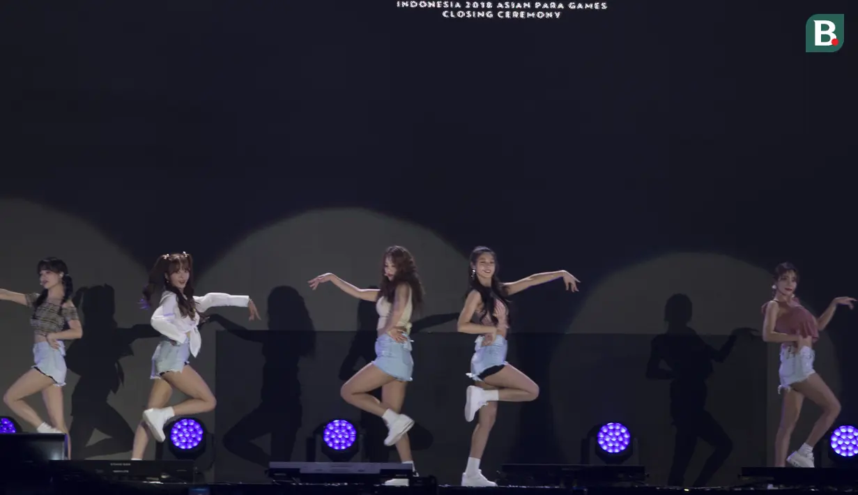 Girlband K-Pop, AOA, tampil pada upacara penutupan Asian Para Games di Stadion Madya Senayan, Jakarta, Sabtu (13/10). (Bola.com/Vitalis Yogi Trisna)
