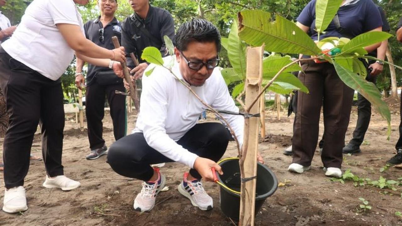 Pemkot Denpasar Gencarkan Penanaman Pohon untuk Pulihkan Ekosistem DAS dan Paru-paru Kota