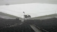 Hujan deras disertai angin kencang dan hujan es besar menyapu Coors Field di Denver pada Kamis, 29 Juni 2023. (AP Photo/David Zalubowski)