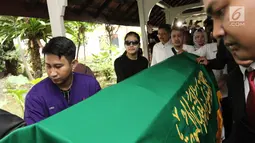 Jenazah Julia Perez saat dibawa ke mobil jenazah di RSCM, Jakarta, Sabtu (10/6). Julia Perez atau yang akrab disapa Jupe, meninggal dunia. Meninggalnya Jupe dikonfirmasi oleh sang adik, Nia Anggia. (Liputan6.com/Herman Zakharia)