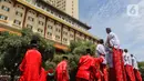 Penampilan sejumlah pria saat puncak perayaan Cap Go Meh 2571 di Jalan Pancoran, Glodok, Tamansari, Jakarta Barat, Sabtu (8/2/2020). Cap Go Meh 2571 dimeriahkan berbagai atraksi seni budaya China dan Betawi. (Liputan6.com/Johan Tallo)