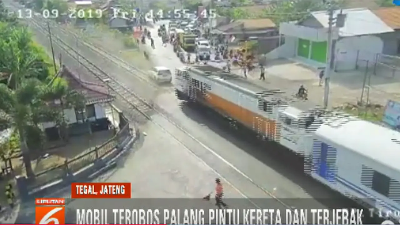 kecelakaan yang terjadi di perlintasan kereta Tirus Kota Tegal, Jawa Tengah, Jumat (13/09/2019),