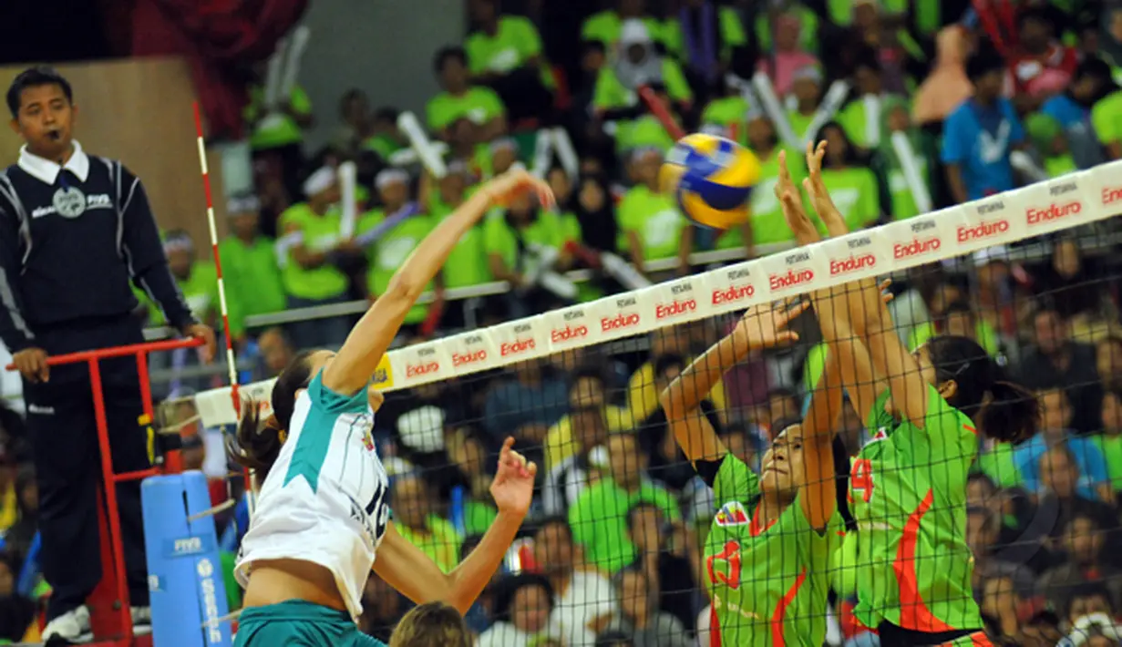 Dua pevoli putri Jakarta Pertamina Energi mencoba menahan smesh pemain Jakarta BNI 46, Antonija Kaleb di Pertamina Proliga 2015, GOR Dome Balikpapan, (8/2/2015). Jakarta Pertamina Energi unggul 3-0. (Liputan6.com/Helmi Fithriansyah)