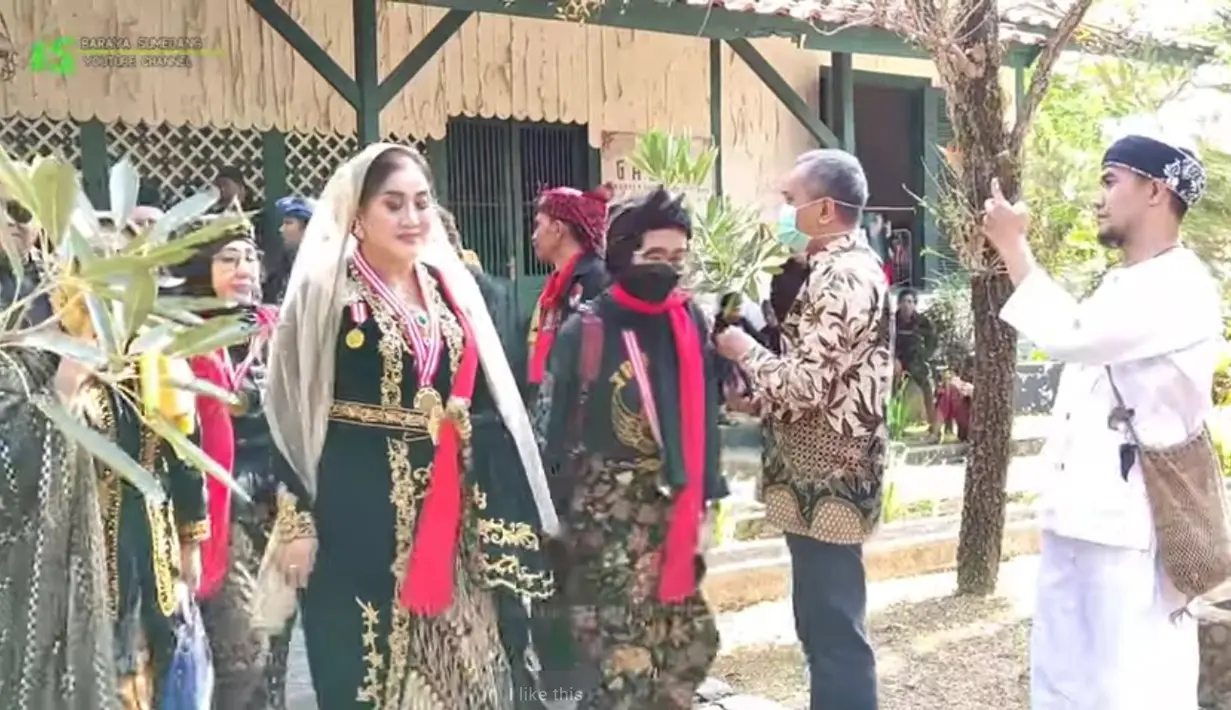 Momen Paramitha Rusady yang ikut melakukan kirab budaya dari Keraton Sumedang. Sekedar informasi, Paramitha lahir di Makassar 57 tahun silam dengan nama Raden Pradnya Paramitha Chandra Devy Rusady. [Youtube/BARAYA SUMEDANG]