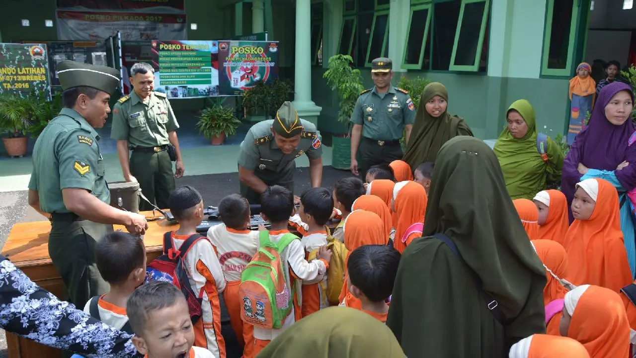 Anak-Anak TK Serbu Markas TNI untuk Belajar Kemiliteran