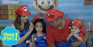 Ulang tahun anak Nia Ramadhani dan Ardi Bakrie, Mainaka Zanatti Bakrie yang ke-1 tahun, bertema Mario Bros. Nia dan keluarga pun kompak menggunakan kostum Mario Bros.