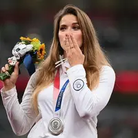 Atlet lempar lembing Polandia rela melelang medali pertamanya dari Olimpiade Tokyo demi bantu biaya operasi jantung seorang bayi. (Instagram/m.andrejczyk).