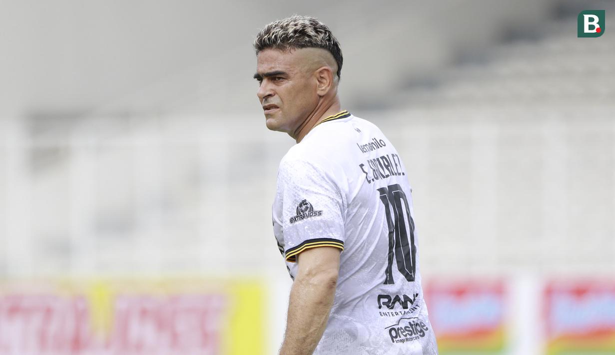 Striker Rans Cilegon FC. Cristian Gonzales, saat melawan Badak Lampung pada laga Liga 2 di Stadion Madya, Jakarta Selasa (23/11/2021). (Bola.com/M Iqbal Ichsan)